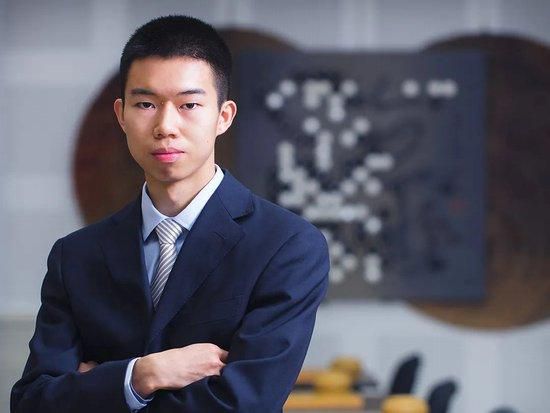 Chris Wedge《冰川时期4》讲述的仍然是那些糊口在冰川期间的特别动物“家庭”履历的冒险故事。那只永久追着松果的无敌贱，又苦逼的小松鼠奎特（克里斯·韦奇 Chris Wedge 配音 ）此次弄出了更年夜的事务，一个不谨慎让年夜陆板块支离破碎，使得猛犸象曼尼（雷·罗马诺 Ray Roman o 配音）、树懒希德（约翰·雷吉扎莫 John Leguizamo 配音）和剑齿虎迪亚哥（丹尼斯·利瑞 Denis Leary 配音）是以和家人、火伴掉散分手，在板块剧烈的活动并割裂漂移后，只能利用一块流冰作为姑且的船只，睁开一段诧异的海上年夜冒险，在海上他们会遭受邪恶的天然情况，也会碰到海盗，而回家与家人团圆是他们的最终欲望，他们最后可否顺遂回家呢？